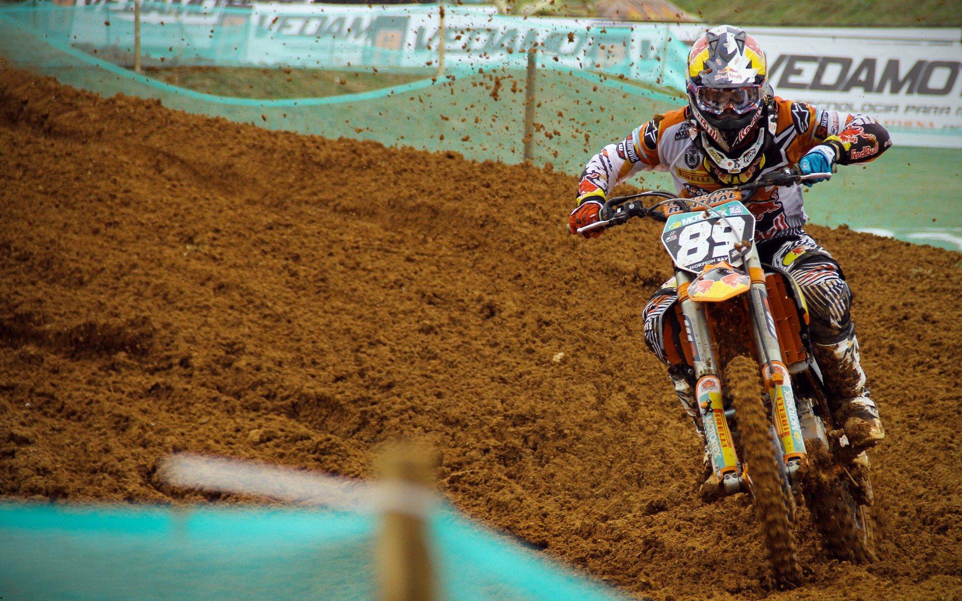 绿茵场上的奇袭,一记弧线球如何穿越空间直击办公区?